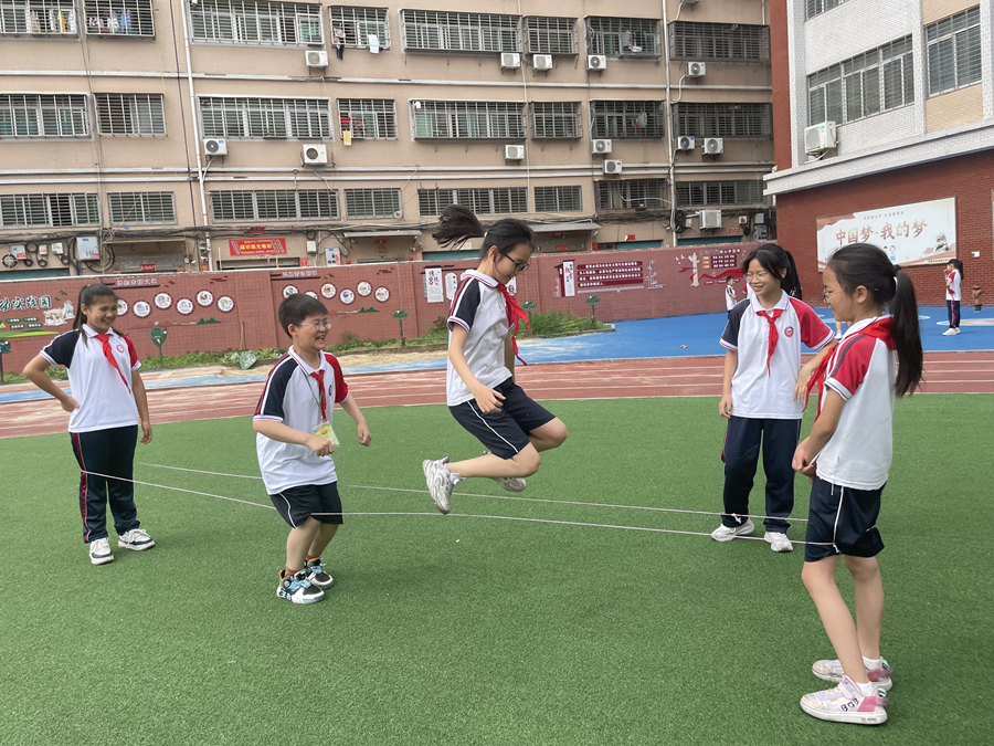 石狮市灵秀镇古洋小学学生们课间在操场上玩“跳皮筋”。石狮市灵秀镇古洋小学供图