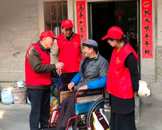 陈欠水（左一）带领志愿者走基层送温暖。惠安县委老干部局供图