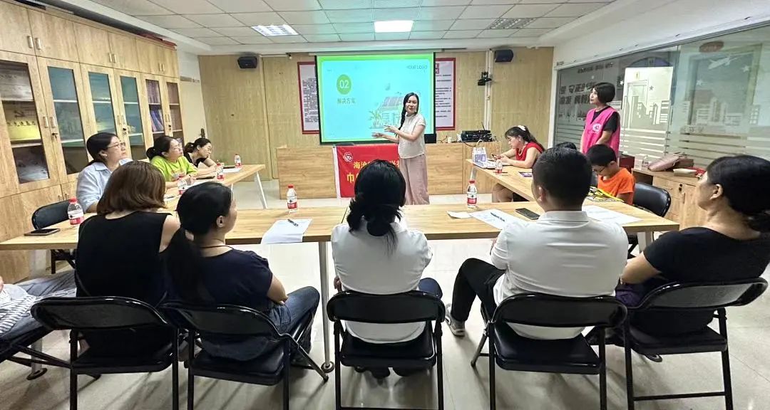 心理咨询师巾帼志愿者深入社区宣讲