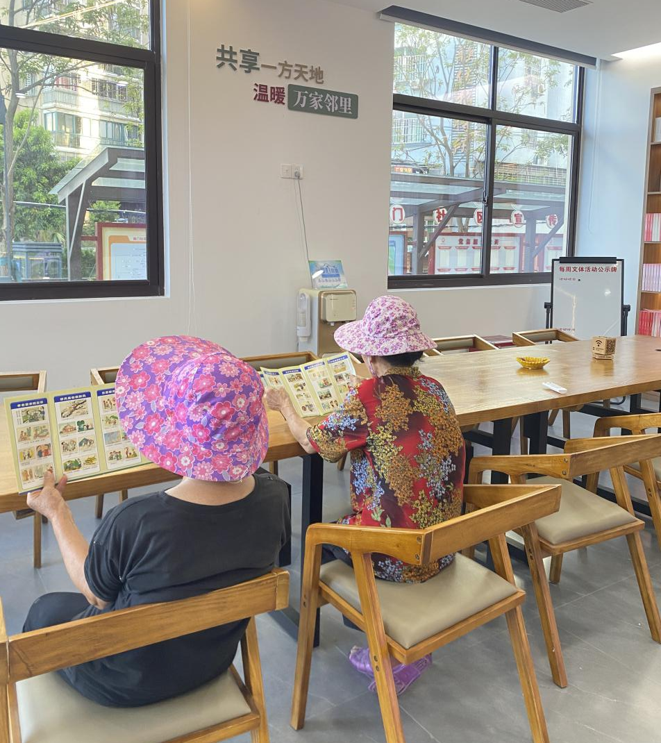 環衛工人黃阿姨和王阿姨下班后在驛站小憩。龍江街道供圖