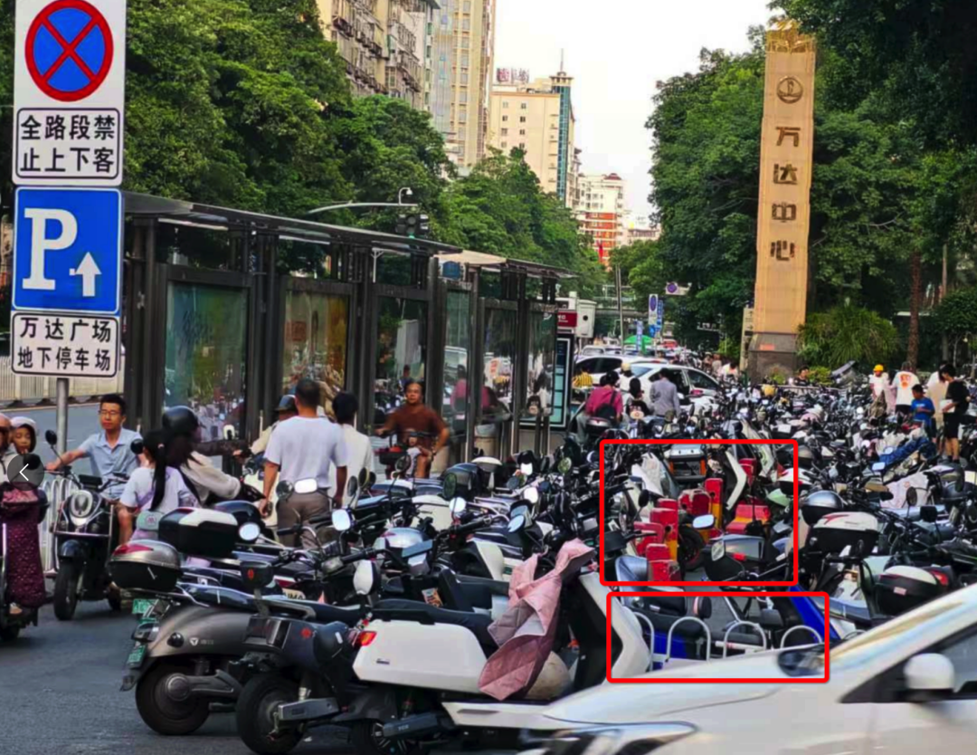 浦西公交站背后路段設置了非機動車停車區域，但仍有大量電動車直接停放在白色護欄和紅色隔離墩（紅框位置）外的非機動車道上。李先生攝於7月2日