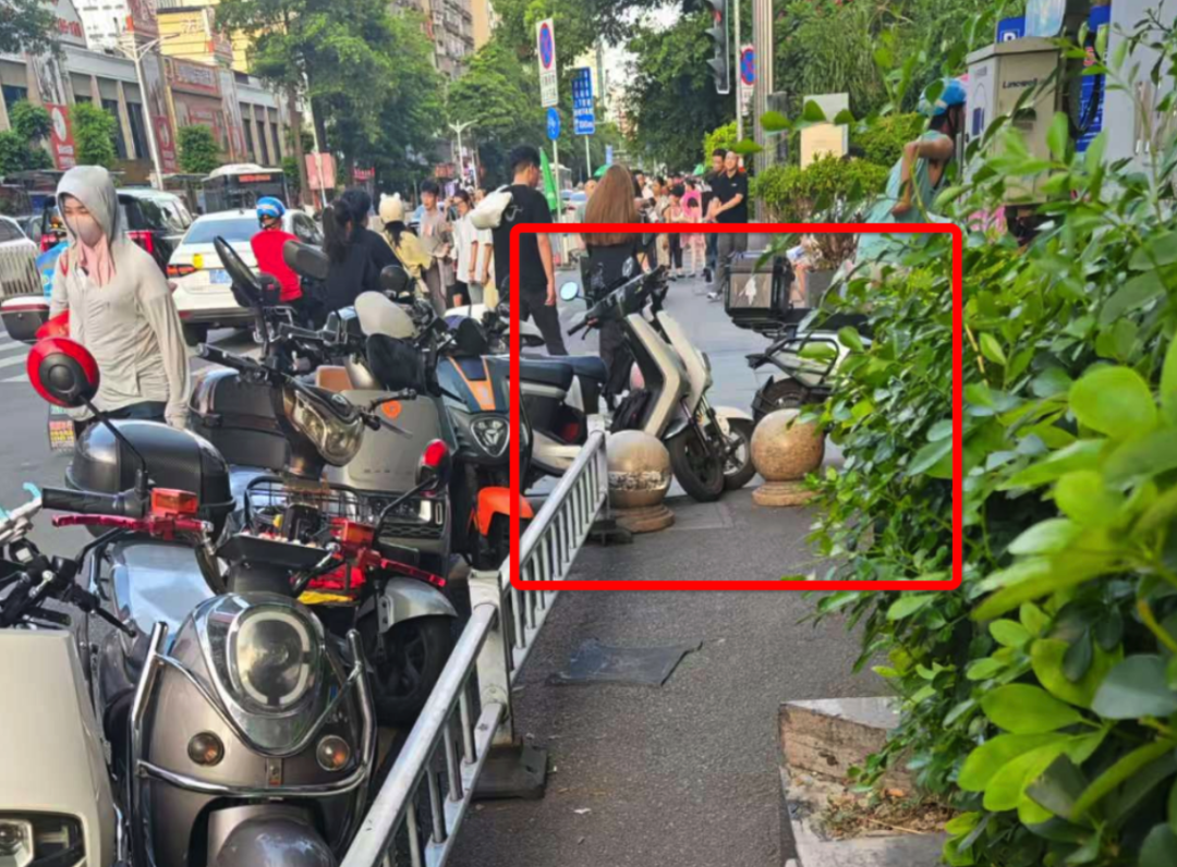 寶洲街萬達文華酒店門口人行道最窄處，出口被非機動車違停擋住。李先生攝於7月6日
