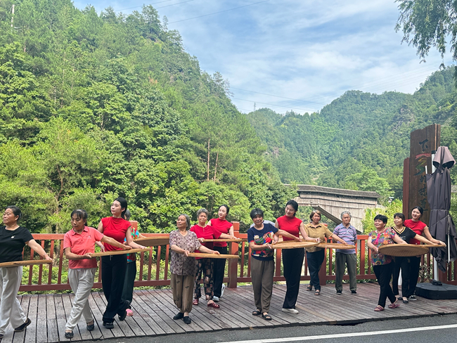 隊員教授村民特色村舞