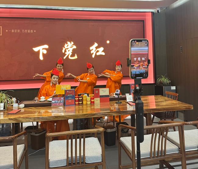 實踐隊進行直播