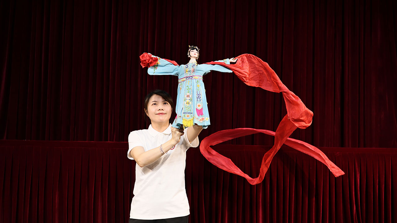 漳州布袋木偶戏演员展示舞绸表演