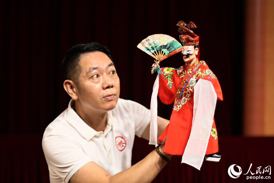 漳州布袋木偶戲有“十指弄成百萬兵”之譽。人民網 李昌乾攝