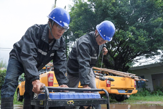 使用發電油機為基站供電