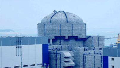 行进中国丨探访全球最大“华龙一号”核电基地位于福建省漳州市云霄县的漳州核电项目正加紧施工。漳州核电是“华龙一号”批量化建设的始发地，也是目前世界上最大的“华龙一号”核电基地。
