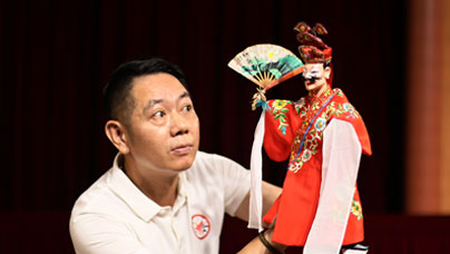 行进中国丨老祖宗的“手办”会演戏在小小布袋木偶身上，能看到“唱、念、做、打”的戏曲功力，又能感受到真人一般的喜、怒、哀、乐。