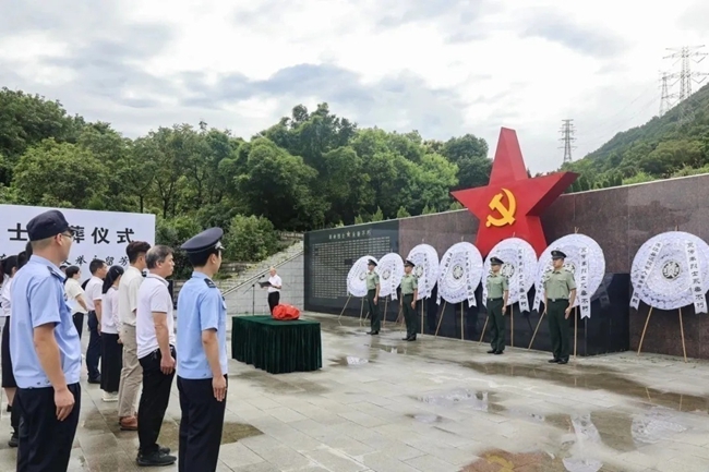 安葬仪式现场