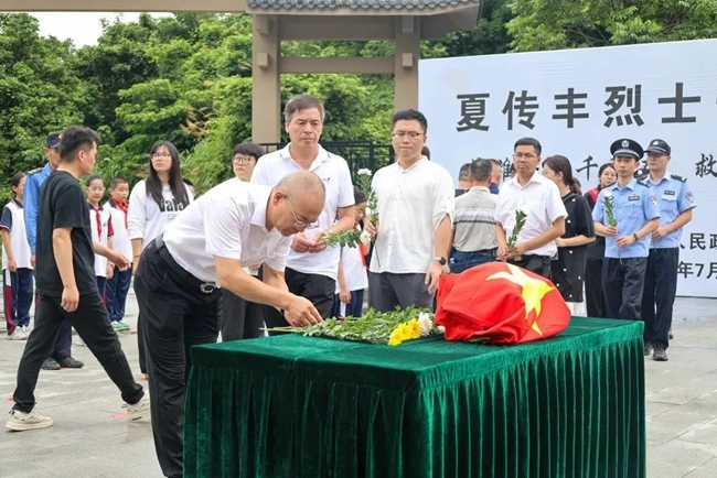 向烈士献花