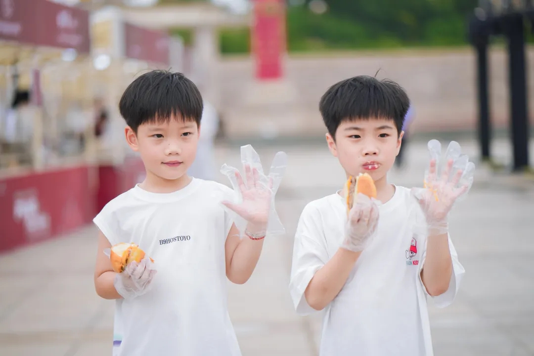 孩子們品嘗著美食，臉上露出笑容