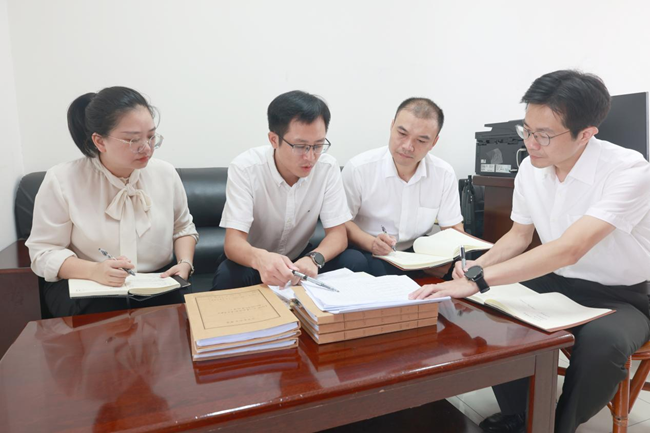 龙岩市纪委监委营商环境工作组对相关问题进行分析研判。龙岩市纪委监委供图
