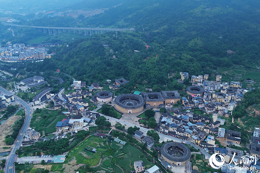 永定土樓位於群山之間，至今仍保持原始風貌。人民網 李昌乾攝