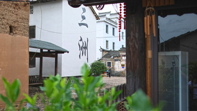 千年古村“讓”出好前景歷經千年歲月的三洲村，青磚瓦片、飛檐翹角，漫步於此，鞋底輕觸被時光磨得發亮的青石板時，灶火炊煙與溫醇氣息便順著路面的紋路洇了上來。