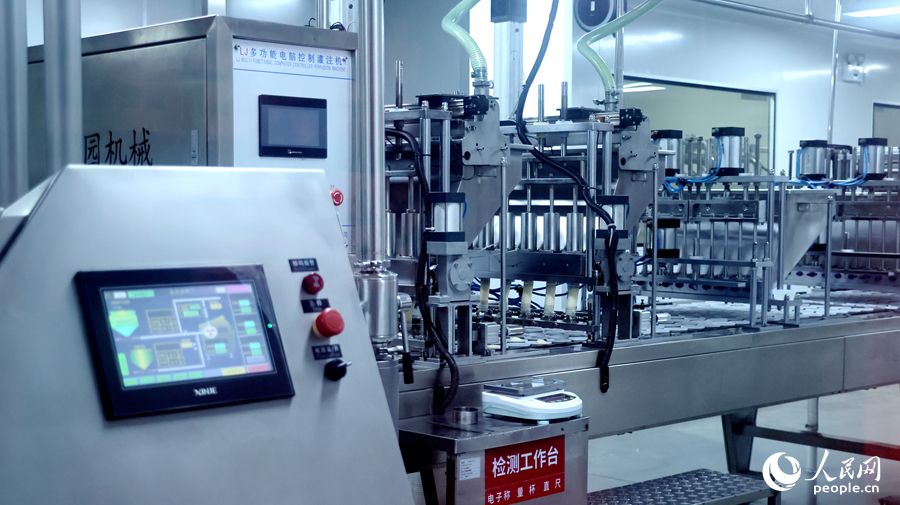 通過管道把制作糕點的原料注入模型。人民網 李昌乾攝