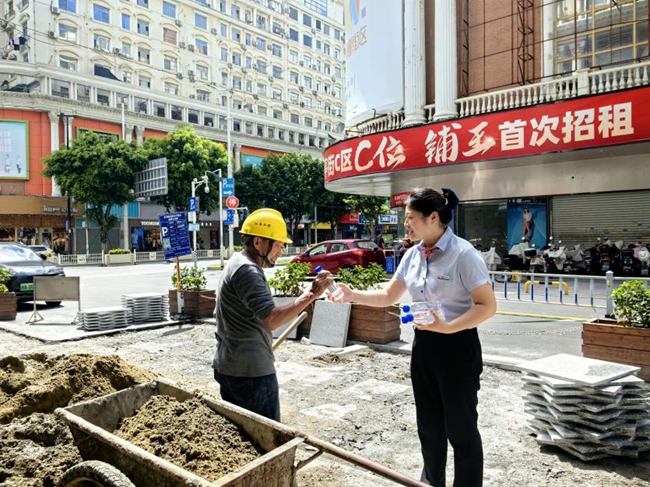 工行福州台江支行營業部為室外工作者免費提供愛心飲水。工行福州分行供圖