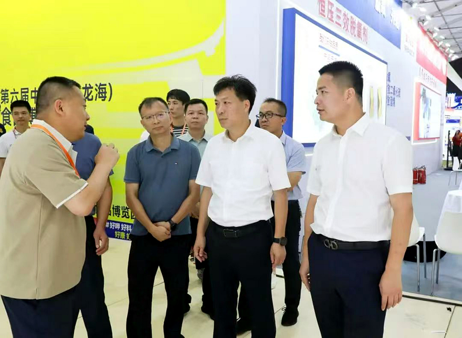 7月15日，葉毓（右二）、陳藝章（右一）帶隊檢查食博會籌備情況。龍海報道組供圖