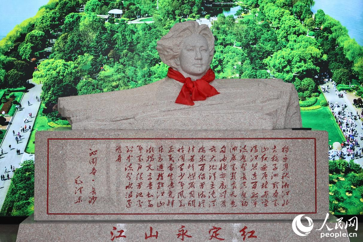 龍岩永定紅石材循環經濟產業園內的微型青年毛澤東藝術雕像。人民網 李昌乾攝