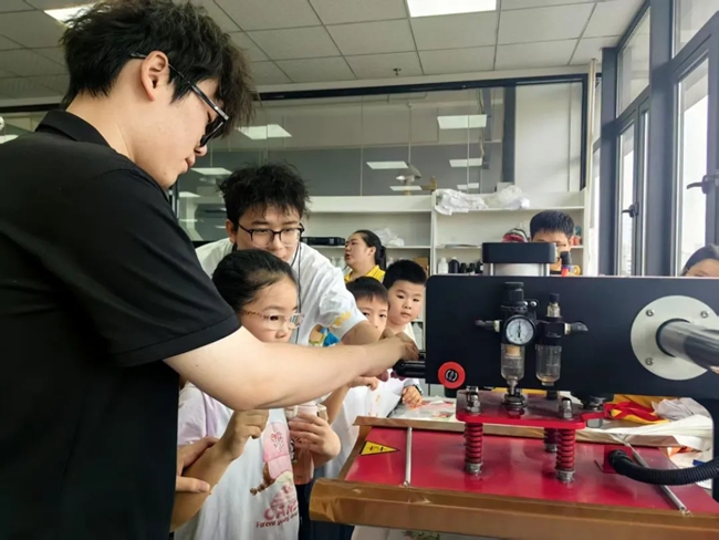 孩子們觀看了解數字噴印