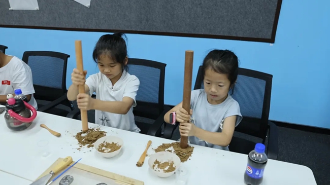 孩子們體驗養生香制作