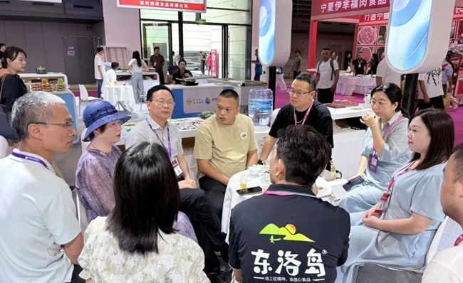 利用博览会闲暇之余，连江县组织参展企业交流探讨“海连江”产品营销经验