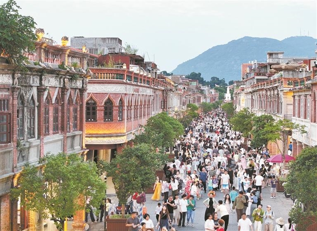 《泉州市中山路骑楼建筑保护条例》让百年中山路焕发时代新彩，成为文旅深度融合典范。（融媒体记者张九强 摄）