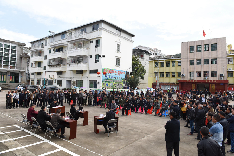 2018年，明溪县人民法院生态巡回审判庭首次公开审理非法猎捕案件，以案释法（资料图）。明溪县人民法院供图