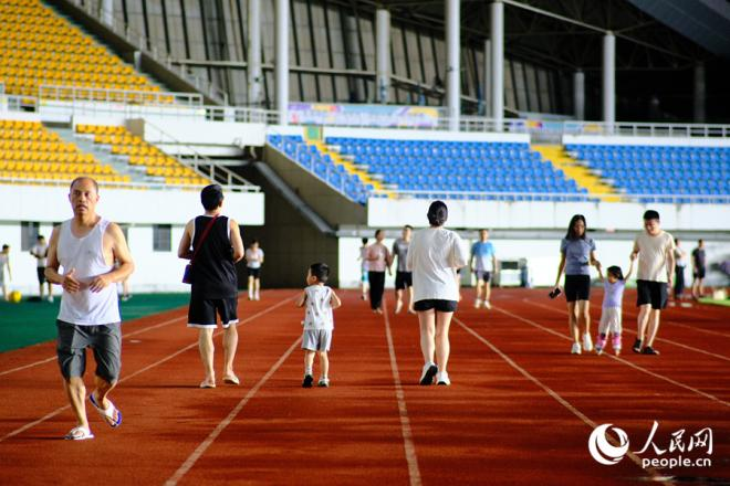 市民在厦门市体育中心运动场锻炼身体。人民网记者 陈博摄