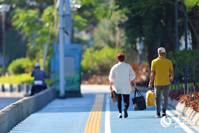 市民在筼筜湖畔的步道上散步。人民网记者 陈博摄