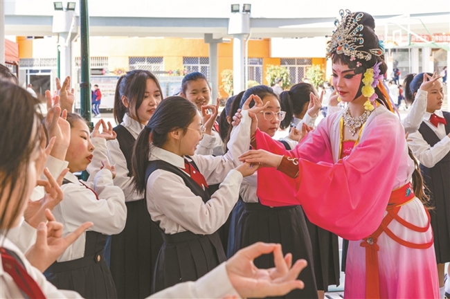国家级非遗寿宁北路戏走进寿宁鳌阳中学，让学生们零距离感受非遗的魅力。记者 王志凌摄