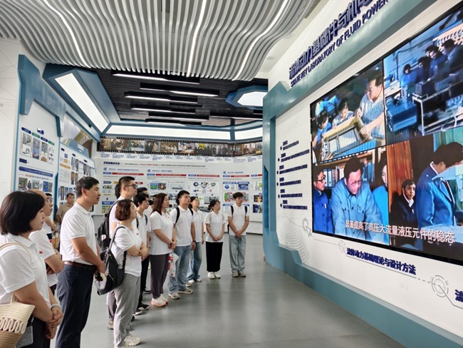 实践队师生参观浙江大学机械工程学院全国重点实验室展厅