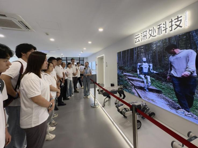 实践队师生参观杭州云深处科技有限公司
