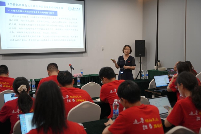 实践队师生认真聆听专题讲座