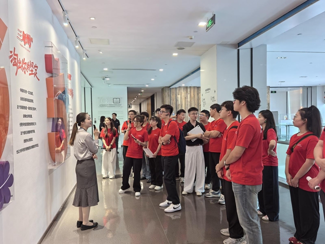 实践队师生在阿里巴巴集团控股有限公司调研