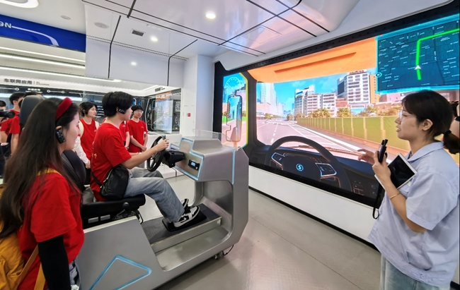 隊員體驗陝汽模擬駕駛平台