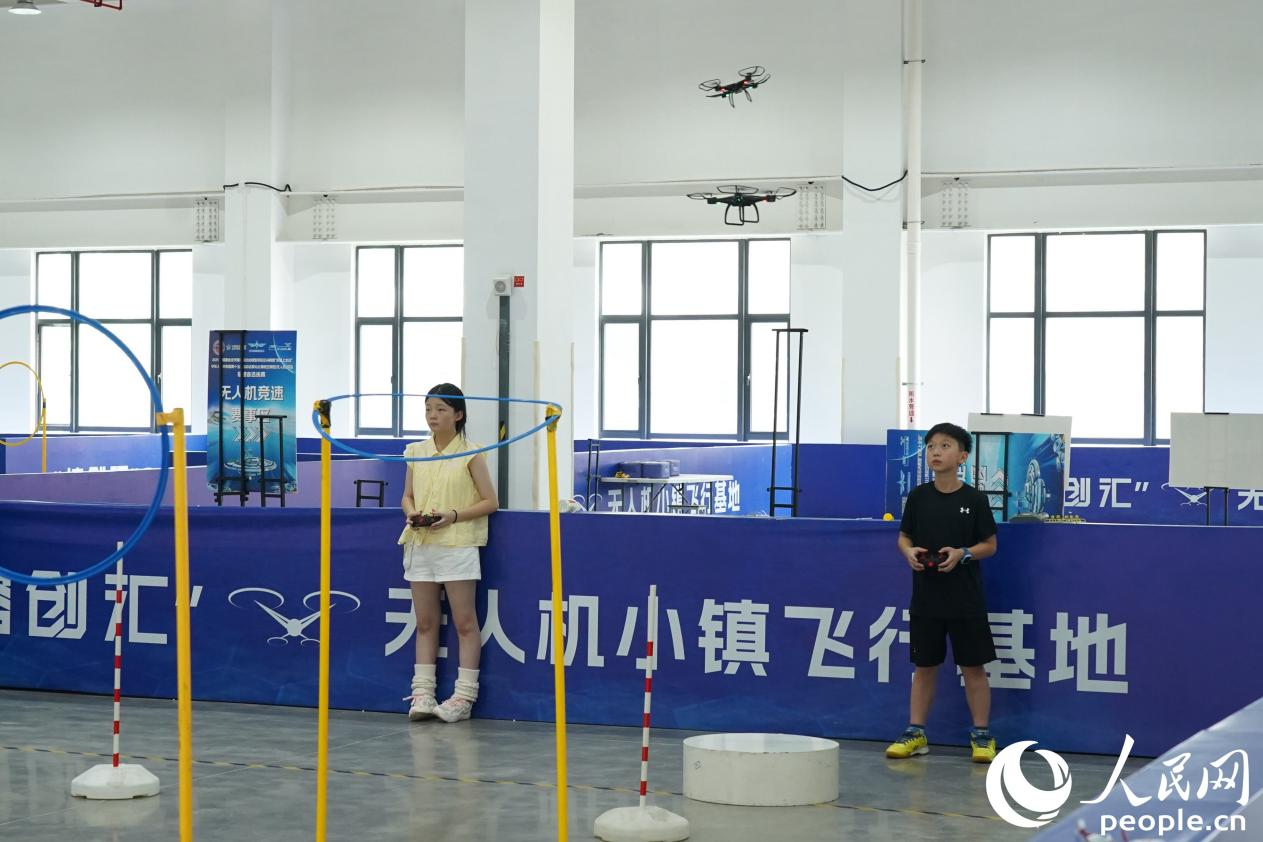 青少年學員在“榕創匯”無人機小鎮飛行基地訓練。人民網 蘭志飛攝