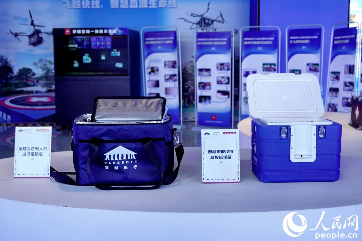 基於數據AI+無人機配送的“智慧送血”項目，能夠在15分鐘內智能穿越城市上空，飛到急需用血的醫院。人民網 楊灝昱攝