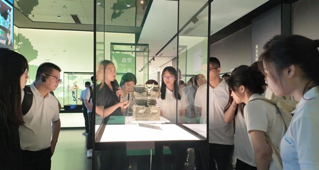 實踐隊探訪寶雞青銅器博物院，聽取介紹員的講解