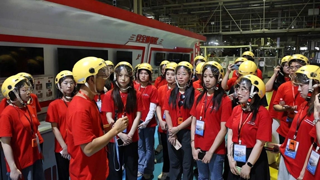 華僑大學馬克思主義學院教師陳久國在車間講授“行走的思政課”