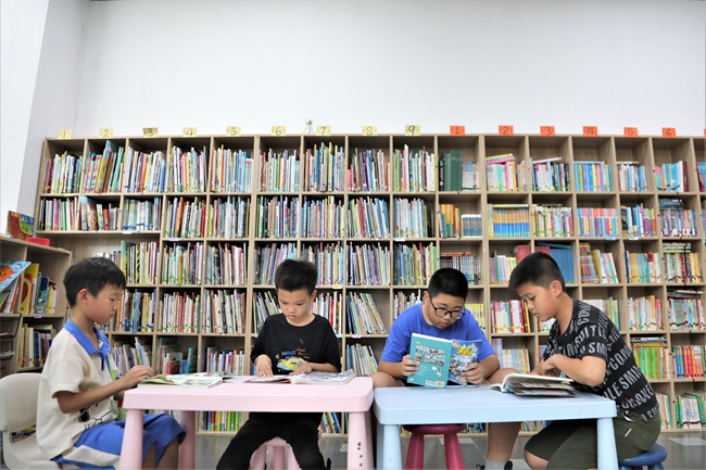 閱讀區內，孩子們正在認真看書