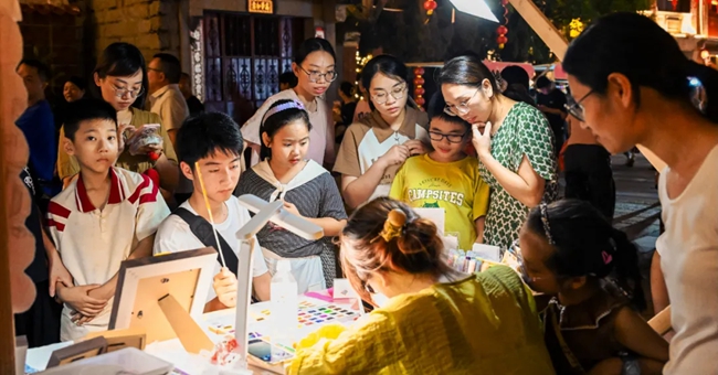 孩子們在攤位前圍觀