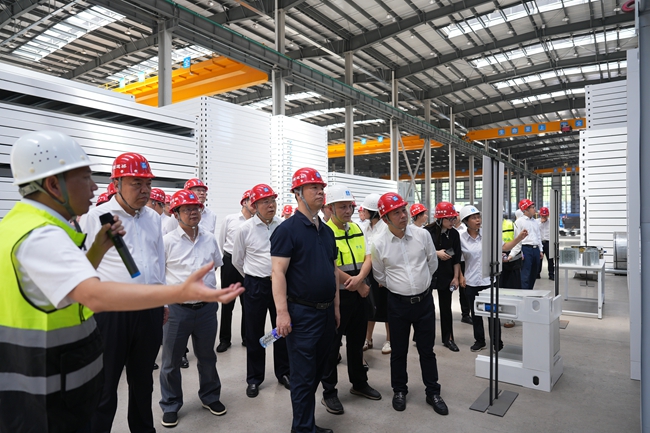 与会嘉宾参观中建模块化公司工厂