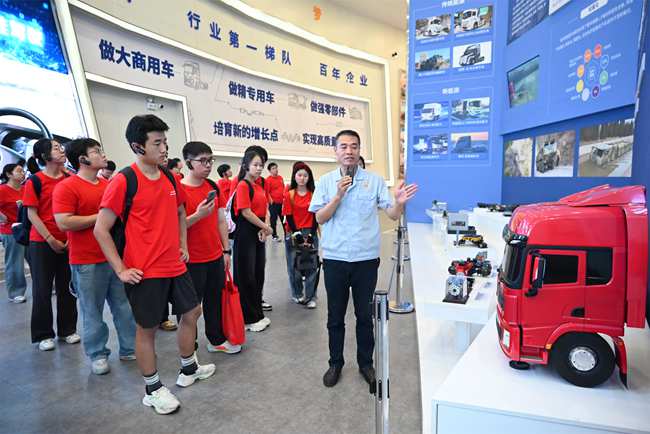 實踐隊聽取陝汽集團講解員介紹重卡商用車