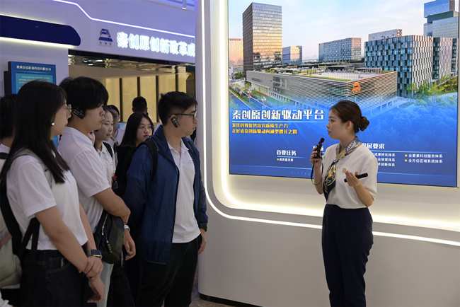 實踐隊聽取秦創原總窗口講解員介紹成果轉化相關政策