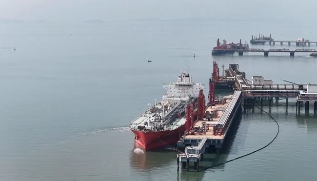 巴拿马籍液化气船“尖峰汽船”轮靠泊在中燃湄洲湾5万吨级液化烃专用码头