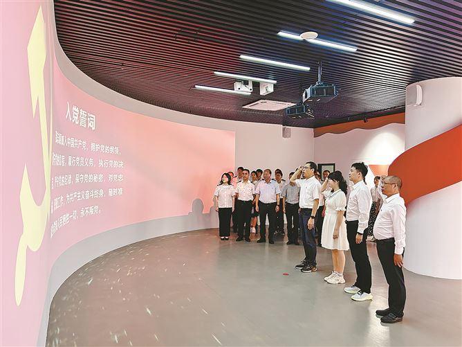 厦门港口管理局组织新入党同志宣誓。