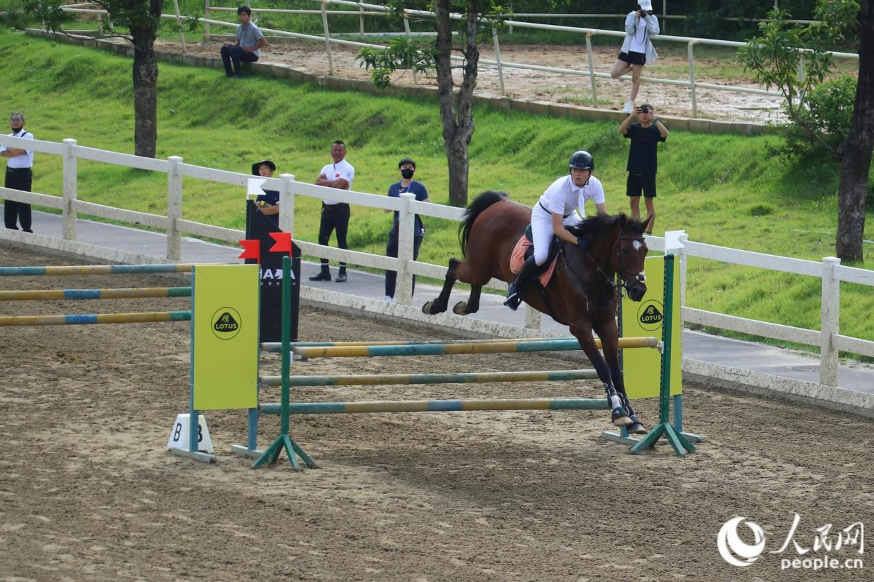 选手骑马飞跃障碍。实习生 薛之睿摄