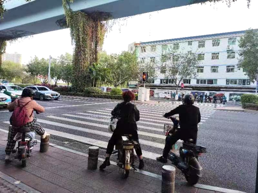推動在蓮前西路銀城宿舍左前方路段設置紅綠燈。嘉蓮街道供圖