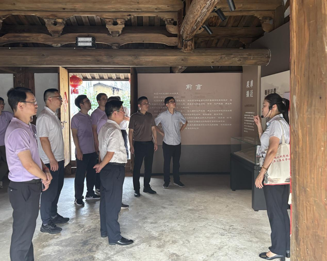實踐隊在大田縣玉田村“第二集美學村”舊址內聆聽革命故事